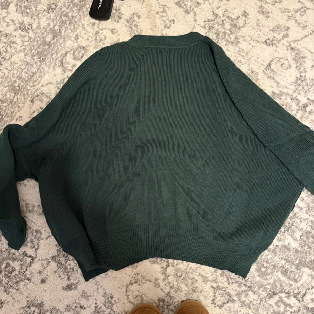 Women’s Brand New Oversized & Slouchy  Green Sweater - Picture 2 of 4